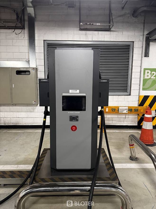 서울 역삼동 GS타워 지하 2층에 위치한 GS차지비 급속충전기. GS커넥트 '지차저' 시절 설치된 충전기로 충전기 제조사는 코스텔이다. (사진=조재환 기자)