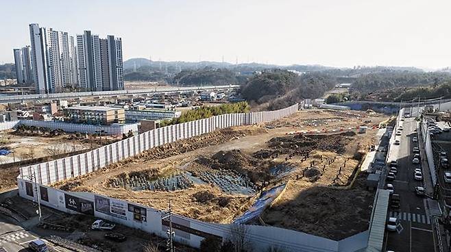 건설사 부도로 공사 중단된 울산 아파트 건설 현장 - 15일 울산광역시 울주군의 한 아파트 건설 현장이 바닥에 하중을 지탱하는 구조물을 설치하던 중 공사가 중단된 뒤 방치돼 있다. 이 현장은 건설사 부도로 공사가 5% 진행된 상태에서 전면 중단됐다. /김동환 기자