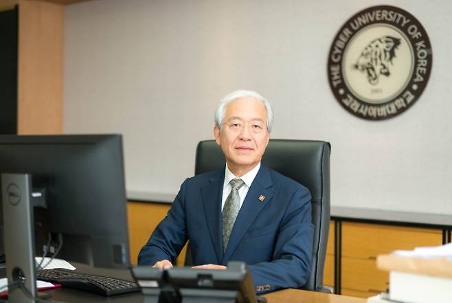 김진성 한국원격대학협의회 회장은 지난 11일 서울 종로구 고려사이버대 총장실에서 가진 인터뷰에서 "고등교육 관련 정책을 결정할 때 사이버대학에 참여기회를 주지 않는다"고 아쉬움을 토로했다. 원대협 제공