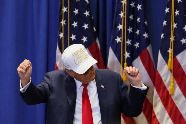 도널드 트럼프 전 미국 대통령이 14일 미 아이오와주 인디애놀라 공화당 경선 유세장에 몰린 지지자들 앞에서 춤추고 있다. 인디애놀라=로이터 연합뉴스