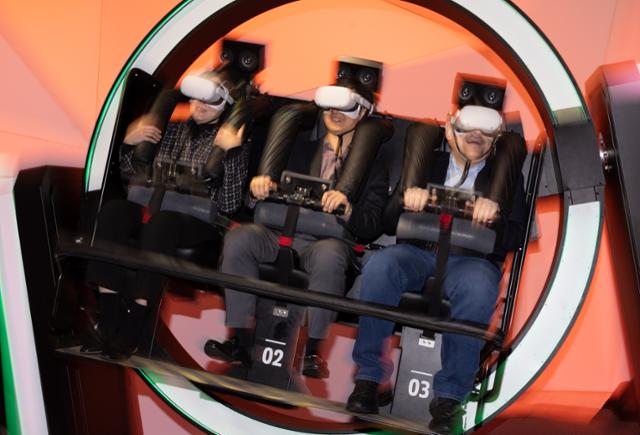세계 최대 가전·정보기술(IT) 전시회 CES 2024 개막 첫날인 9일(현지시간) 미국 네바다주 라스베이거스 컨벤션센터(LVCC)에 마련된 HD현대 전시관을 찾은 관람객들이 가상현실(VR) 체험을 하고 있다. 뉴스1