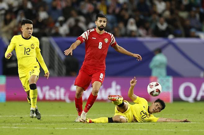 <yonhap photo-0805="">치열한 볼 경합을 펼치고 있는 요르단과 말레이시아 선수들. 로이터=연합뉴스</yonhap>