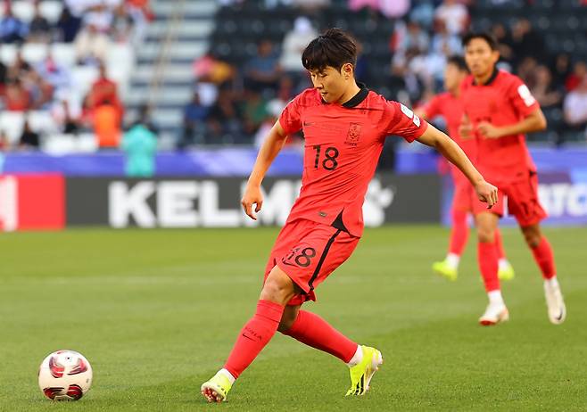 <yonhap photo-0076="">15일(현지시간) 카타르 도하 자심 빈 하마드 스타디움에서 열린 2023 아시아축구연맹(AFC) 아시안컵 조별리그 E조 한국과 바레인의 경기. 대표팀 이강인이 바레인 문전으로 패스를 찔러 넣고 있다. 연합뉴스</yonhap>