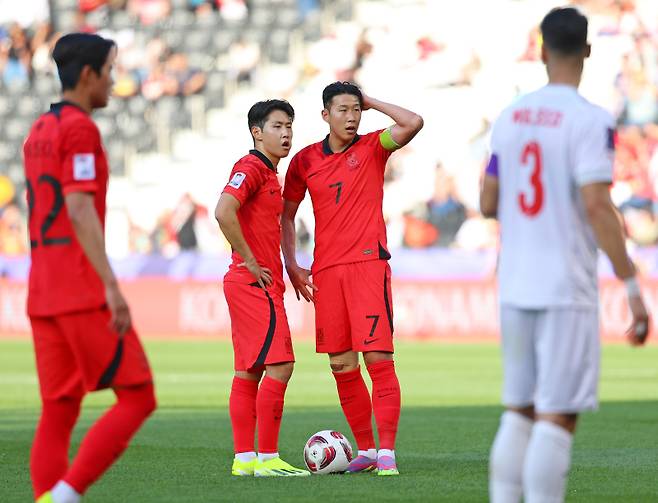 <yonhap photo-5375="">15일(현지시간) 카타르 도하 자심 빈 하마드 스타디움에서 열린 2023 아시아축구연맹(AFC) 아시안컵 조별리그 E조 한국과 바레인의 경기. 주장 손흥민과 이강인이 프리킥을 하기 앞서 대화를 나누고 있다. 연합뉴스</yonhap>