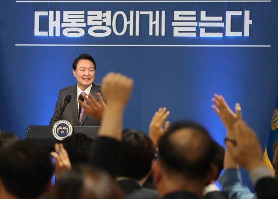 윤석열 대통령이 2022년 8월 17일 용산 대통령실 청사에서 취임 100일을 맞아 연 공식 기자회견에서 모두발언을 마친 뒤 기자들의 질문을 받고 있다. 중앙포토