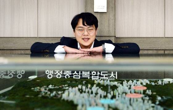 '세종시 버스 박사'로 불리는 김강산씨가 지난 15일 세종시 밀마루 전망대에서 세종시 버스 노선을 설명하고 있다. 프리랜서 김성태