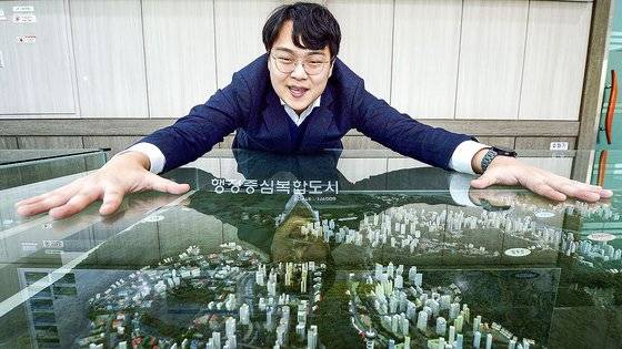 '세종시 버스 박사'로 불리는 김강산씨가 지난 15일 세종시 전경이 훤히 보이는 밀마루 전망대에서 세종시 버스 노선을 설명하고 있다. 프리랜서 김성태