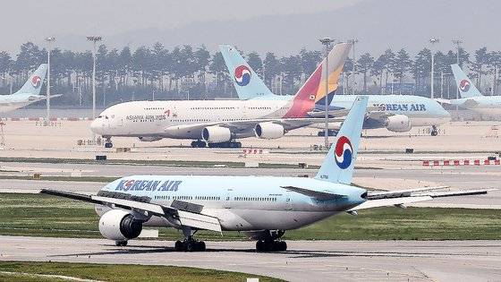 인천국제공항 전망대에서 바라본 대한항공과 여객기. 뉴스1
