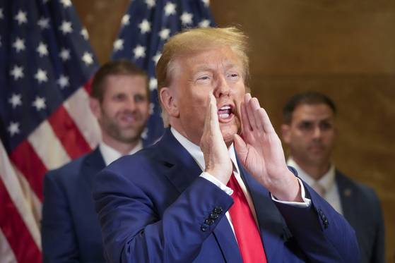 지난 11일 뉴욕 기자회견에서 지지자들에게 답례하는 도널드 트럼프 후보. [AP=연합뉴스]