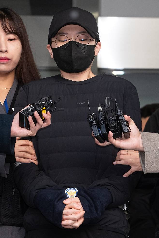 '재벌 3세'를 사칭하며 사기 행각을 벌인 혐의로 구속된 전청조씨(27)가 10일 서울 송파경찰서에서 검찰로 송치되고 있다. 사진=뉴스1