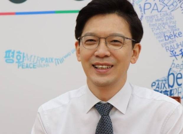 동료 정치인 여성 수행비서 성희롱 논란에 휩싸인 현근택 민주연구원 부원장. / 사진=현 부원장 페이스북