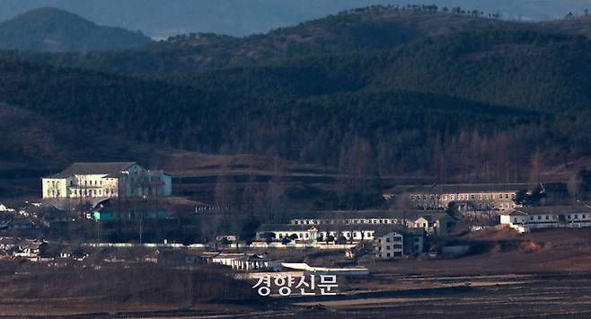 김정은 북한 국무위원장이 헌법에 대한민국을 ‘제1적대국’으로 명기해야 한다고 말하는 등 대남 위협 수위를 다시 한번 끌어올리고 윤석열 대통령도 이에 대해 경고를 이어가며 남북 관계가 악화되고 있는 가운데 16일 경기도 파주 오두산통일전망대에서 바라본 황해북도 개풍군 마을 일대가 고요하다. 조태형 기자