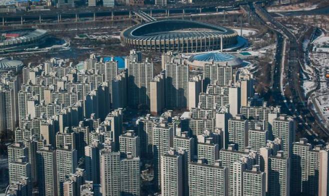 Various housing types are seen in downtown Seoul from the Seoul Sky Observatory at Lotte Tower in Songpa-gu, Seoul. / Reporter Lee Jun-heon