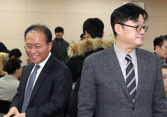 [서울=뉴시스] 이영환 기자 = 윤재옥 국민의힘 원내대표와 홍익표 더불어민주당 원내대표가 9일 오전 서울 영등포구 이룸센터 이룸홀에서 열린 2024 장애계 신년인사회에 참석하고 있다. 2024.01.09.