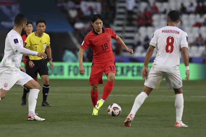 15일 (현지 시각) 카타르 도하 자심 빈 하마드 스타디움에서 열린 2023 아시아축구연맹(AFC) 카타르 아시안컵 E조 조별리그 1차전 대한민국과 바레인의 경기 시작 후반, 이강인이 패스를 시도하고 있다. /사진=뉴시스