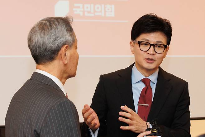 한동훈 국민의힘 비상대책위원장이 16일 오전 인천 계양구 카리스호텔에서 열린 2024 국민의힘 인천시당 신년인사회 사전환담에서 찜질방 ‘인스파월드’를 운영하는 박운규씨와 대화하고 있다. [연합]