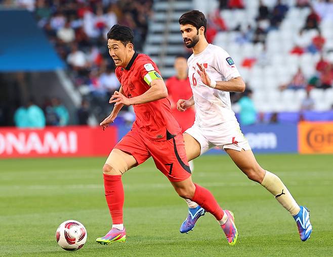 지난 15일(현지시간) 카타르 도하 자심 빈 하마드 스타디움에서 열린 2023 아시아축구연맹(AFC) 아시안컵 조별리그 E조 한국과 바레인의 경기. 대표팀 손흥민이 바레인 모하메드 알 하르단을 제치고 골문을 향해 달리고 있다. 연합뉴스