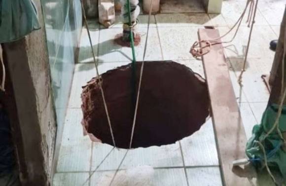 사망한 할아버지가 부엌에 판 굴 (출처=브라질 소방대)
