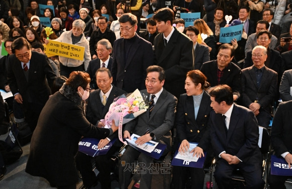 더불어민주당을 탈당한 이낙연 전 대표가 16일 서울 동작구 서울여성플라자에서 열린 새로운미래 출범식에 자리하고 있다. 2024.1.16 오장환 기자