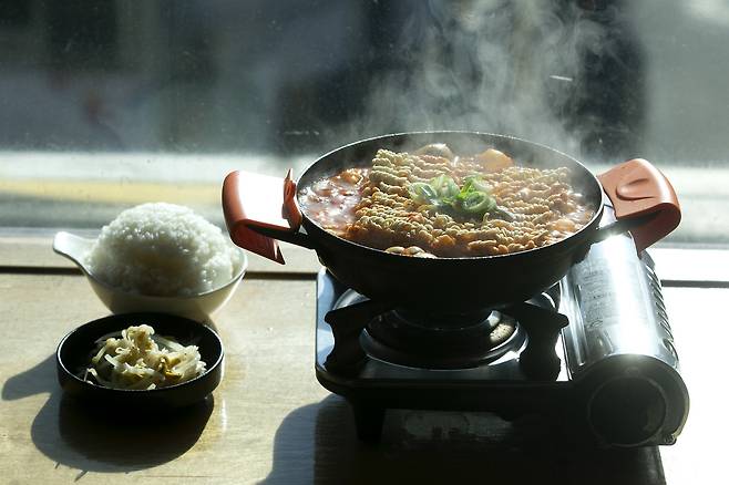 3000원에 정성껏 끓여 낸 청년 밥상 문간의 김치찌개. 라면을 추가하고 고기 사리를 추가해도 가격은 5000원을 넘지 않는다. ⓒ시사IN 이명익