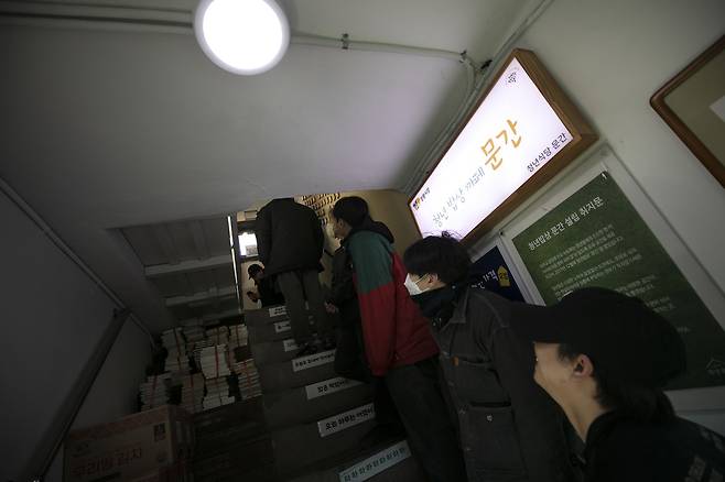오전 11시에 문을 연 식당은 12시가 되면 식당 밖 계단까지 손님으로 가득 찬다. ⓒ시사IN 이명익