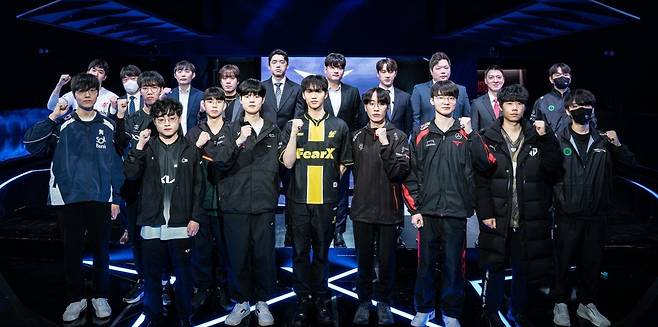 2024 LCK 스프링에 참가하는 10개 팀 감독과 대표 선수들. 사진제공｜LCK