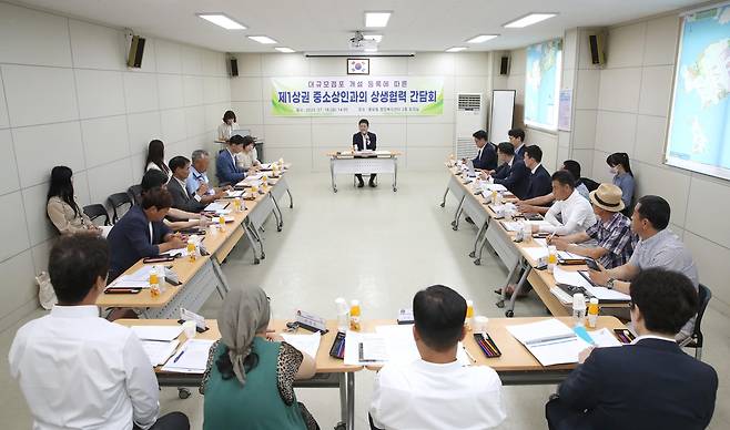 지난해 7월 열린 인스파이어-지역 상권 간담회 [인천시 중구 제공. 재판매 및 DB 금지]