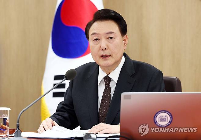 윤석열 대통령, 국무회의 모두발언 (서울=연합뉴스) 진성철 기자 = 윤석열 대통령이 16일 서울 용산 대통령실 청사에서 열린 국무회의에서 모두발언을 하고 있다. 2024.1.16  [대통령실통신사진기자단] zjin@yna.co.kr