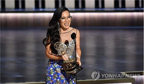 에미상 여우주연상 받은 앨리 웡 (로스앤젤레스 AFP=연합뉴스) 드라마 '성난 사람들'의 앨리 웡이 15일(현지시간) 로스앤젤레스(LA) 피콕 극장에서 열린 제75회 프라임타임 에미상 시상식에서 미니시리즈·TV영화 부문 여우주연상을 받은 뒤 수상 소감을 말하고 있다. 2024.1.16