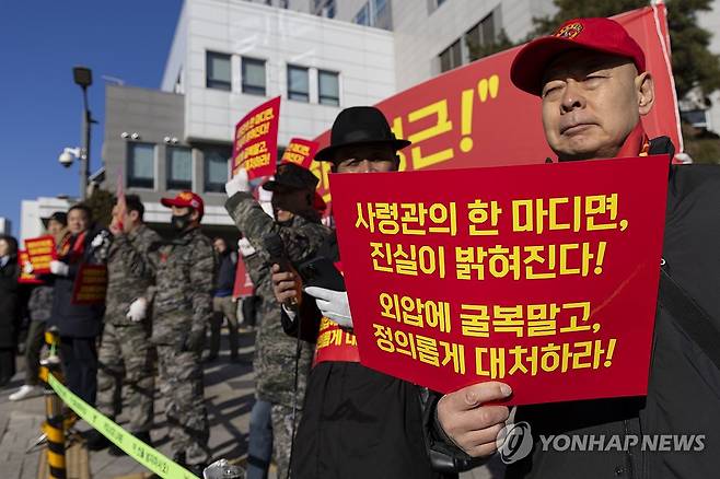 ‘사령관의 한 마디면 진실이 밝혀진다’ (성남=연합뉴스) 윤동진 기자 = 16일 오전 경기 성남시 밀리토피아 호텔 앞에서 열린 해병대 사령관 규탄 집회에서 해병대 예비역 전국연대 등 참석자들이 고 채 상병 사건의 진상을 촉구하는 내용 등의 손피켓을 들고 있다. 2024.1.16 mon@yna.co.kr