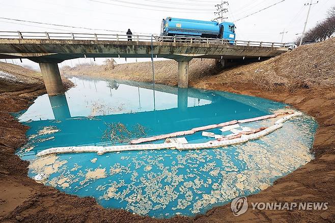 오염된 물 채수하는 폐수운반차량 (평택=연합뉴스) 홍기원 기자 = 11일 화성시의 한 위험물질 보관창고에서 발생한 화재 이후 유입된 유해 물질로 오염된 경기도 평택시 청북읍 관리천에서 폐수운반차량이 오염된 물을 채수하고 있다.
    현재 화재 발생지점인 화성시 양감면 위험물 보관창고 인근부터 평택시 진위천 합류부 직전까지 7.4㎞ 구간이 오염된 상태다. 
    당국은 해당 구간에 방제 둑 6개를 설치해 오염된 물을 채수한 뒤 폐수처리 업체를 통해 처리하는 방식으로 방제 작업을 벌이고 있다. 2024.1.11 xanadu@yna.co.kr