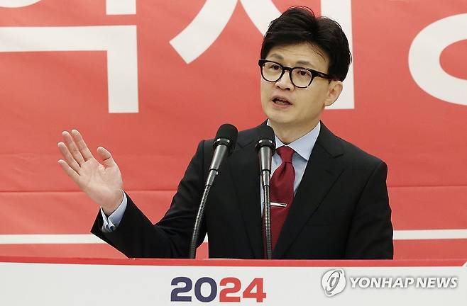 인사말 하는 한동훈 비대위원장 (인천=연합뉴스) 임순석 기자 = 국민의힘 한동훈 비상대책위원장이 16일 인천 계양구 카리스 호텔에서 열린 인천시당 신년인사회에 참석해 인사말을 하고 있다. 2024.1.16 [공동취재] soonseok02@yna.co.kr
