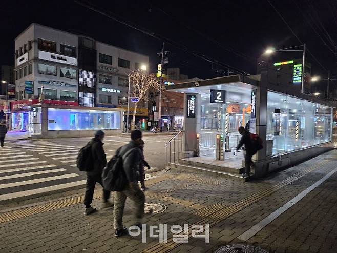 서울 양천구 신정네거리역에서 일용직 건설노동자들이 일거리를 찾지 못해 집으로 향하고 있다.(사진=김형환 기자)