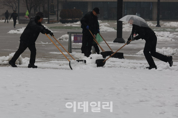 눈이 내린 17일 오후 서울 서초구 예술의전당에서 관계자들이 눈을 치우고 있다.(사진=이영훈 기자)