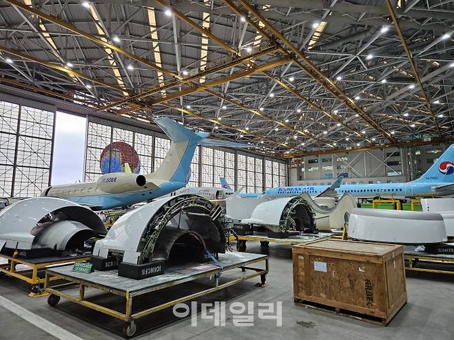 지난달 11일 대한항공 김포 격납고에서 정비를 위해 탈거한 엔진 카울(보호 덮개)이 진열돼 있다. (사진=이데일리 박민 기자)