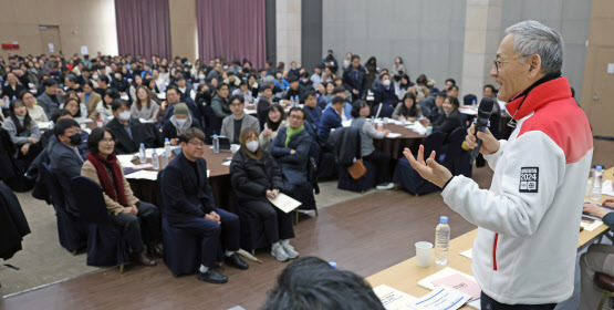 유인촌 문화체육관광부 장관이 17일 세종 정부세종컨벤션센터에서 열린 2024년 지역 문화예술 정책사업 및 로컬100 설명회에 참석해 축사를 하고 있다(사진=문화체육관광부 제공).