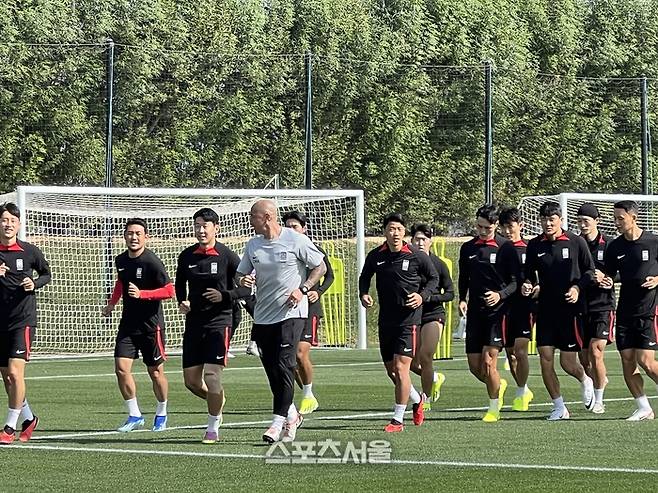 손흥민(왼쪽)이 차두리 코치(오른쪽)과 러닝하고 있다. 도하(카타르)|강예진기자