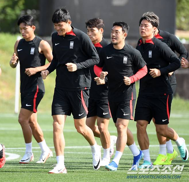 대한민국 축구대표팀이 17일(현지시간) 오전 카타르 도하 알 아글라 트레이닝 센터에서 훈련을 진행했다. 김민재가 훈련을 소화하고 있다. 도하(카타르)=박재만 기자 pjm@sportschosun.com/2023.01.17/