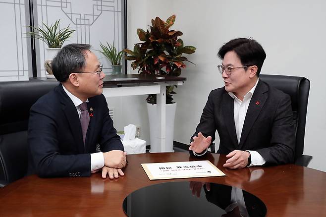 고기동 행정안전부 차관이 20일 오후 서울 종로구 정부서울청사 집무실에서 김병수 김포시장을 만나 김포시의 서울특별시 편입 주민투표 건의안에 관한 의견을 나누고 있다. /행정안전부 제공