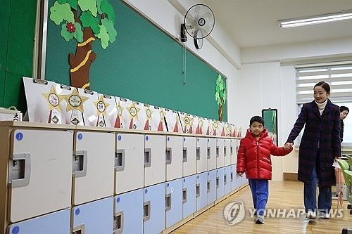 4일 오후 서울 서초구 원명초등학교에서 열린 신입생 예비 소집에서 예비 초등학생이 교실을 구경하고 있다.ⓒ연합뉴스