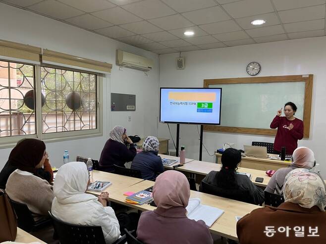 14일(현지 시간) 이집트 카이로의 한국문화원 내 세종학당에서 한국어를 배우는 카이로 시민들이 강사의 설명에 집중하고 있다. 카이로=김기윤 특파원 pep@donga.com
