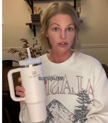 9살 딸에게 스탠리 텀블러를 사준 사연을 소셜미디어에 영상으로 올려 논란이 되고 있는 인플루언서 데이나 모티카(Dayna Motycka). 사진=틱톡