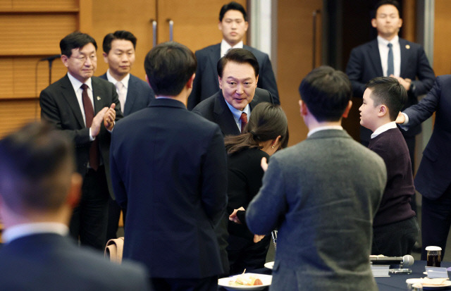 윤석열 대통령이 17일 서울 중구 대한상공회의소에서 열린 2024년 교육계 신년교례회에 입장하며 참석자들과 인사하고 있다.  연합뉴스