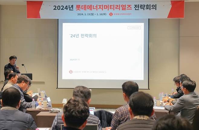 김연섭 롯데에너지머티리얼즈 대표이사가 15~16일 롯데리조트 부여에서 개최한 '2024년 롯데에너지머티리얼즈 전략회의'에서 임직원들을 대상으로 지난해 경영 성과와 올해 회사의 주요 계획을 설명하고 있다. (롯데에너지머티리얼즈 제공)