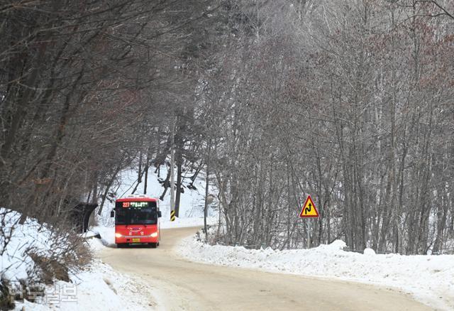 선재길과 나란한 눈 덮인 도로에 농어촌버스가 이동하고 있다. 10km에 이르는 전체 구간을 걷기 힘들면 일부 구간을 걷고 버스를 이용해 돌아올 수 있다.