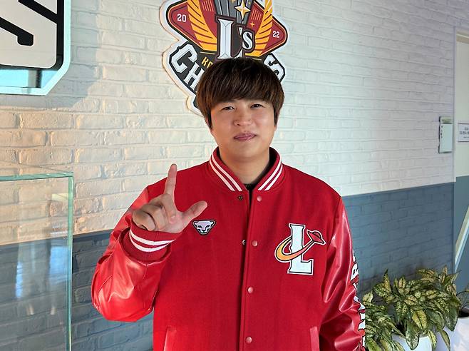 16일 SSG와 2년, 최대 5억원에 FA 계약을 한 김민식이 포즈를 취하고 있다. SSG 제공