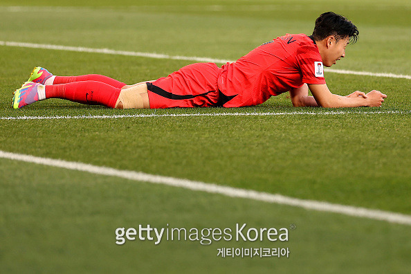 15일 자심 빈 하마드 스타디움에서 열린 한국과 바레인의 2023 AFC 아시안컵 조별리그 E조 1차전. 후반전 찬스를 놓친 뒤 아쉬움을 드러내는 손흥민. 사진=게티이미지