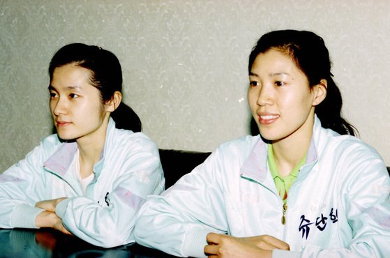 1994년 2월 현정화(왼쪽)와 홍차옥이 은퇴 기자회견을 하고 있다. 중앙포토