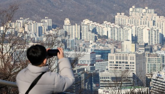 지난 8일 서울 남산에서 바라본 시내 아파트의 모습. 뉴스1