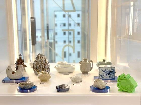 국립민속박물관 파주관의 특별전 동안 '열린 수장고'의 전시물 가운데 주제와 맞아떨어지는 유물은 같은 수납 장소 안에서도 눈에 띄게 재배치한다. 동물 관련 특별전 중이라 동물 형태의 연적들을 옹기종기 모았다. 플라스틱으로 된 캐릭터 인형은 주제와 관련해 눈길을 끌기 위한 소품이다. 사진 국립민속박물관